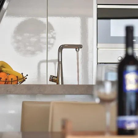 Front In With Sauna Semesterbostad Omiš