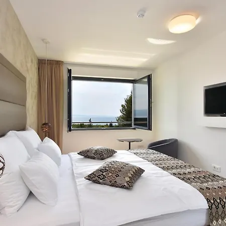 Front In With Sauna Omiš