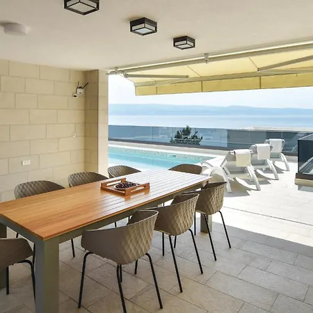 Holiday home Lovely In With Wifi Omis